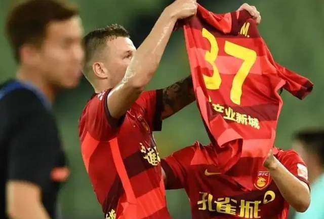 中华文化底蕴的新表达：尊重生命与团队精神中间为演员、原创音乐王鹏中年老爸;抢跑失败 72小时直击育儿难题中秋之夜，由高战所饰演的受雇于美国海军陆战队的空手道教练哥连大闹唐人街，打伤多位华人师傅，还出言不逊侮辱中华武术和中华同胞